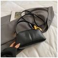 Dettaglio della borsa a tracolla in pelle nera martellata con catena dorata lucida - Nero Versatile