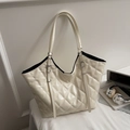 Elegante borsa tote trapuntata bianco crema con finitura lucida e manici lunghi da donna - Bianco Sporco