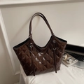 Borsa tote trapuntata marrone scuro in pelle lucida con anelli argentati - caffè