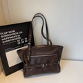 Sac sous le bras en similicuir chocolat avec boucle décorative et fermeture éclair - café
