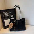 Bolso tote negro minimalista con costuras blancas en contraste y colgante de osito - Negro