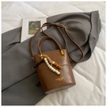 Vintage bruine leren bucket bag met handvat en kleurrijk kralen kwastje detail - Bruin