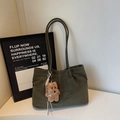 Bolso tote minimalista verde oliva de ante con un colgante de peluche adorable - Verde