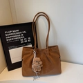 Bolso tote grande de ante marrón con costuras blancas y colgante de perrito - Marrón