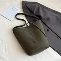 Secchiello verde oliva in pelle opaca dal design minimalista e dallo stile casual - Verde