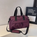 Borsa da viaggio impermeabile viola scuro con tracolla regolabile e dettagli in metallo - Viola