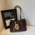 Bolso tote marrón minimalista con costuras blancas en contraste y colgante de perro - café