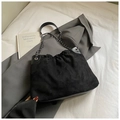 Bolso de hombro chic en ante negro acolchado con cadena y cierre de cordón - Negro
