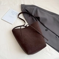 Secchiello minimalista marrone scuro con sottili spalline e chiusura a coulisse - Marrone