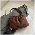 Bolso tipo cubo acolchado en ante marrón oscuro con cadena de metal y correa de cuero - Marrón