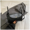 Bolso bandolera redondo de piel granulada negra minimalista con hebilla dorada - Negro