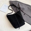 Borsa a secchiello nera minimalista in finta pelle scamosciata con coulisse sottile - Nero