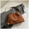 Bolso de hombro de ante marrón acolchado con cadena y detalle de cordón fruncido - Marrón
