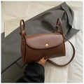 Bolso bandolera minimalista de cuero marrón oscuro con hebilla dorada y asas de anillo - Marrón