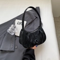Retro Schultertasche in schwarzer Marmor-Optik mit silbernem Reißverschluss - Schwarz