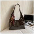 Bolso hobo marrón oscuro brillante con remaches plateados y colgante de oso decor - Con Colgante / Café