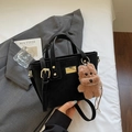 Bolso bandolera chic de cuero negro mate con colgante de osito de peluche y perlas - Negro con colgante