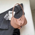 Minimalistische lotusrosa Halbmond-Schultertasche mit Marmortextur und C-Logo - Rosa