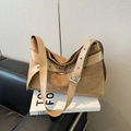 Detail der kamelfarbenen Wildleder-Tote Bag mit silbernen Metallschnallen und Ösen am Gurt - Khaki