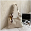 Bolso hobo de cuero blanco crema con remaches plateados y colgante de osito - Con Colgante / Blanco