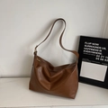 Detalle del bolso tote de cuero marrón suave con correa ajustable y accesorios de metal - Marrón