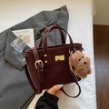 Bolso burdeos de ante sintético con un colgante de perrito marrón y placa - Rojo Vino Con Colgante