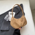 Schicke khakifarbene Halbmond-Schultertasche mit Marmormuster und metallischem C-Logo - Khaki