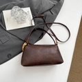 Vintage donkerbruine suède baguette tas met verstelbare leren riem op grijze blazer - Bruin