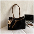 Detalle del bolso tote de ante negro con correas de cuero marrón y colgante de oso de peluche - Negro Con Colgante