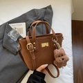 Bolso bandolera marrón elegante con un lindo colgante de perro de peluche y placa dorada - Marrón con colgante