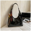 Bolso hobo de cuero negro brillante con tachuelas, amuleto de oso y borlas - Con Colgante / Negro