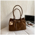 Detalle de bolso tote de ante marrón con hebilla ajustable y colgante de oso adorable - Marrón con Colgante
