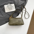 Olijfgroene suède baguette tas met vintage textuur en gouden metalen ringdetail - Groen