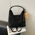Détail d'un sac cabas en daim noir avec breloque ours sur un livre Tom Ford - Avec Pendentif / Noir