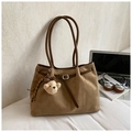 Bolso tote de ante marrón con correas de cuero y un lindo detalle de colgante de oso - Caqui Con Colgante