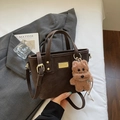 Bolso bandolera marrón oscuro en cuero mate con un lindo colgante de osito - Café con Colgante
