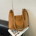 Vue détaillée du sac cabas en daim marron avec boucles argentées et bretelles - Sans Pendentif / Marron