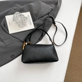 Minimalistische zwarte suède baguette tas met grote gouden ringen en een schouderriem - Zwart