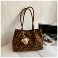 Detalle del bolso tote de leopardo con colgante de oso de peluche y correas - Marrón Leopardo Con Colgante