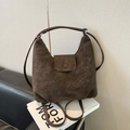 Détail du sac hobo vintage marron foncé montrant la texture du cuir mat et le bouton pression - Sans Pendentif / Marron