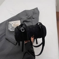 Borsa a cilindro nera minimalista in pelle scamosciata con zip argento e doppie spalline - Nero