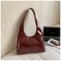 Minimalistische Vintage Hobo-Tasche in Burgunderrot mit Nieten und Politur - Ohne Anhänger / Burgunderrot