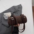 Borsa a cilindro marrone scuro minimalista con finitura opaca e dettagli in metallo argento - Marrone
