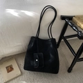 Dettaglio della borsa tote nera minimalista in pelle con piccola pochette e fibbia argento - Nero