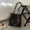 Dettaglio di una borsa tote vintage in pelle scamosciata marrone scuro con piccolo borsellino - Marrone