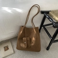 Borsa tote in pelle scamosciata marrone con pochette quadrata su un tappeto grigio - Marrone
