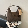 Sac hobo mat marron foncé avec pendentif chiot en peluche sur un livre décoratif blanc - Avec Pendentif / Marron