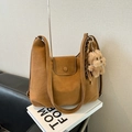 Sac hobo marron en suédine avec charmant pendentif chien en peluche pour femme - Avec Pendentif / Marron
