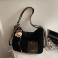 Große schwarze Hobo-Tasche aus Canvas mit braunem Gurt und Plüschbär-Anhänger - Schwarz mit Anhänger