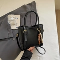 Bolso tipo cubo en negro mate con colgante de cuentas de madera y correa de hombro fina - Negro